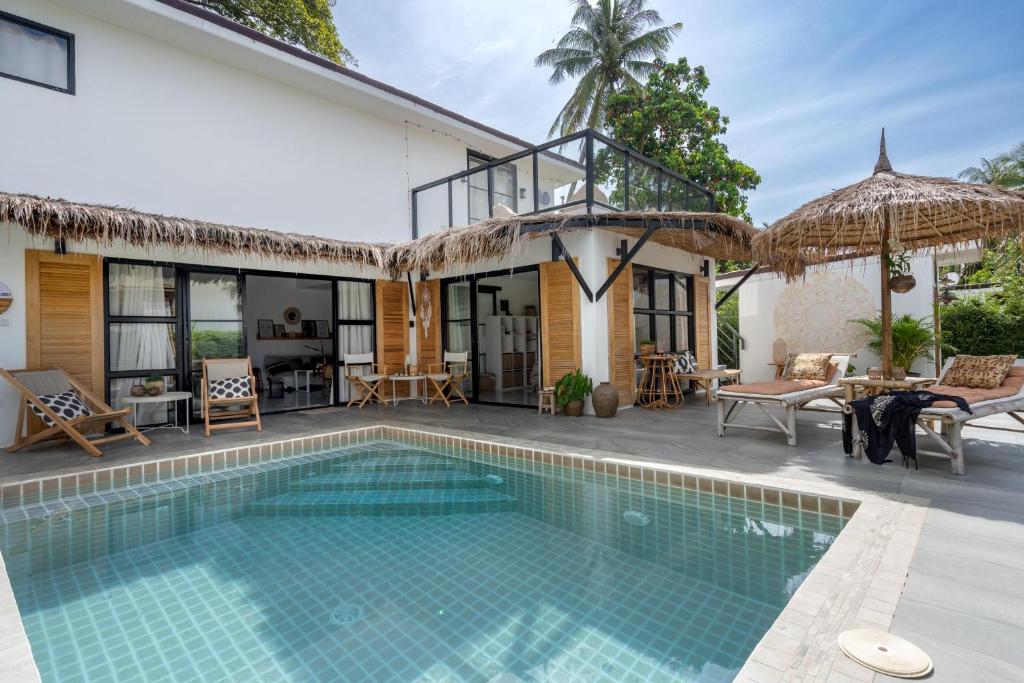 uma villa com uma piscina e uma casa em Manao Pool Villa 3 - 5 Mins Walk To The Beach em Ko Lanta