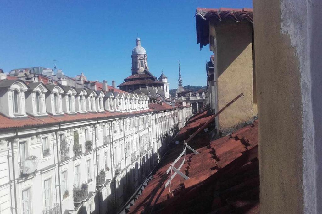 - une vue sur la ville depuis le toit d'un bâtiment dans l'établissement Joie de vivre Torino Garibaldi, à Turin
