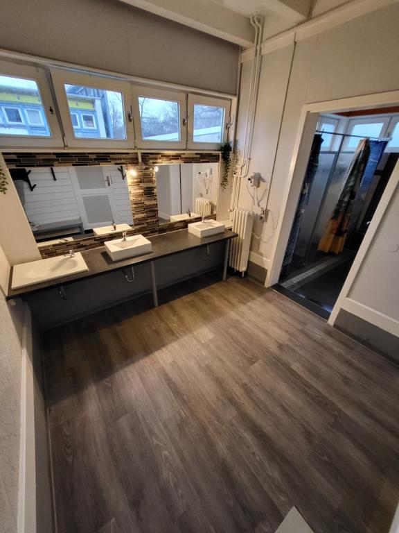Kuchyň nebo kuchyňský kout v ubytování EASY Lodges Berlin