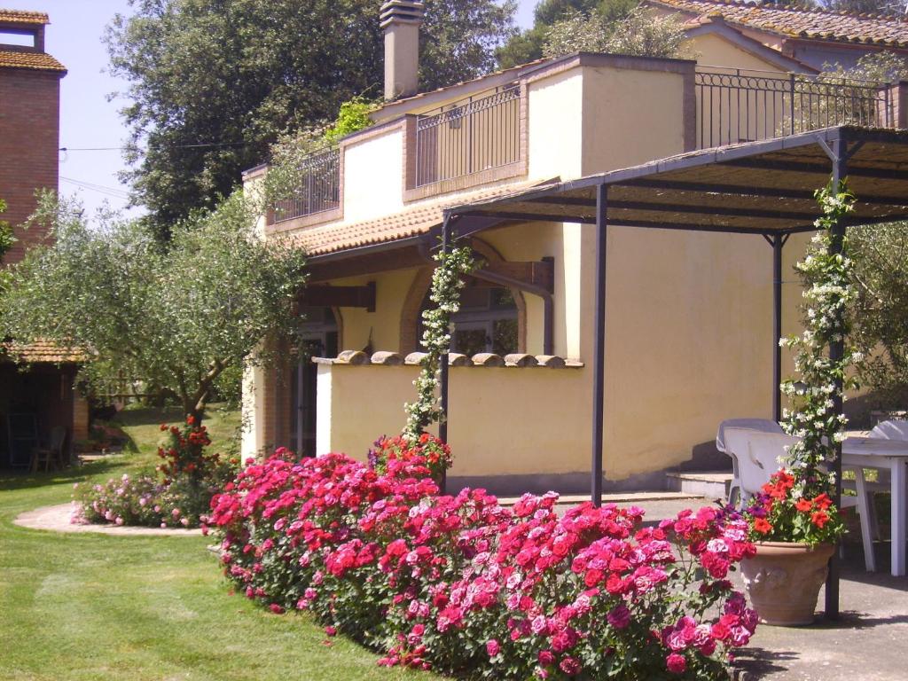 A garden outside Agriturismo Borgo Laurice