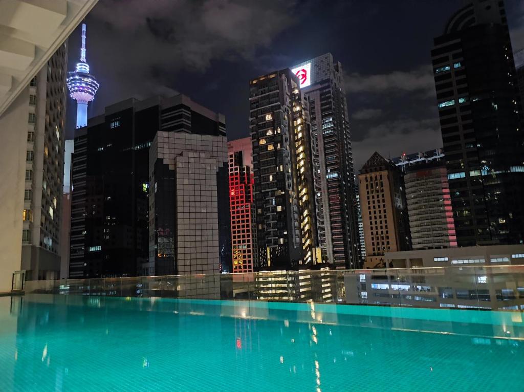 - une vue sur les toits de la ville la nuit dans l'établissement One Bukit Ceylon KLCC, à Kuala Lumpur
