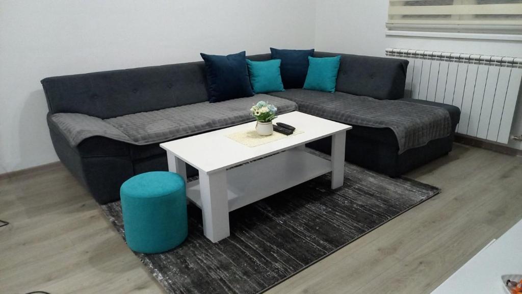 ein Wohnzimmer mit einem Sofa und einem Tisch in der Unterkunft Apartman Garic in Pale