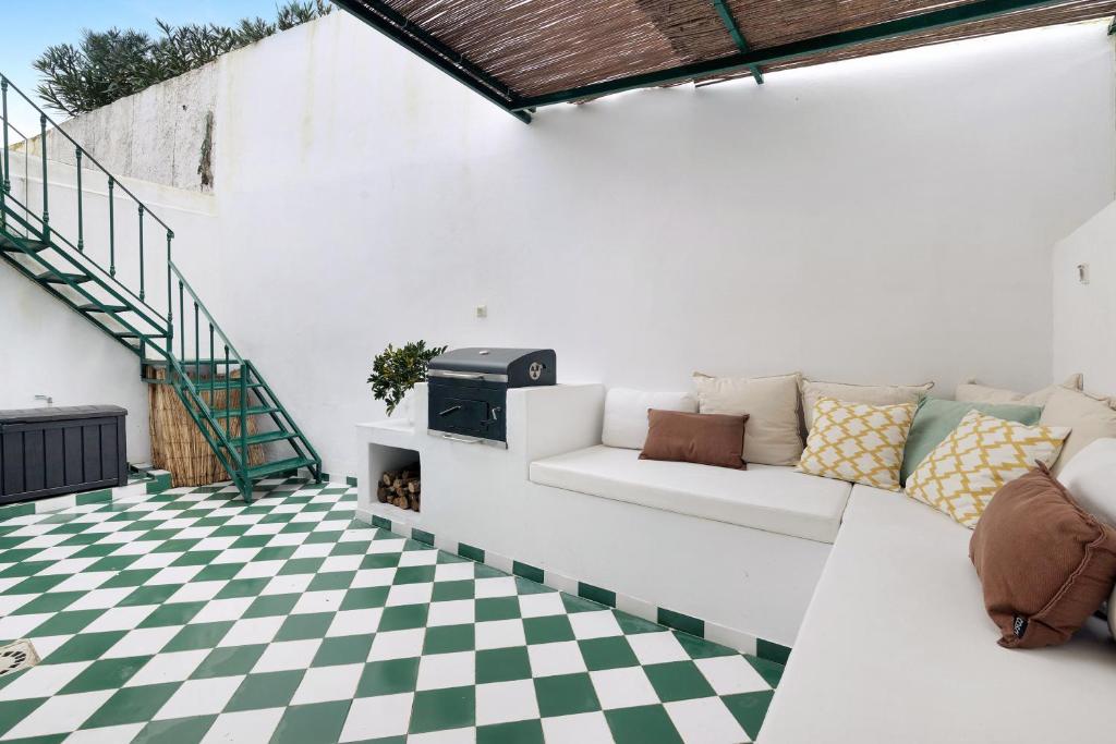 a living room with a couch on a checkered floor at Casa da Praia in Alcochete