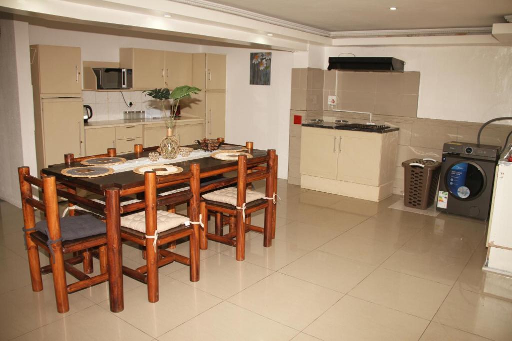- une cuisine et une salle à manger avec une table et des chaises dans l'établissement Adorable Private Room in Germiston, à Germiston