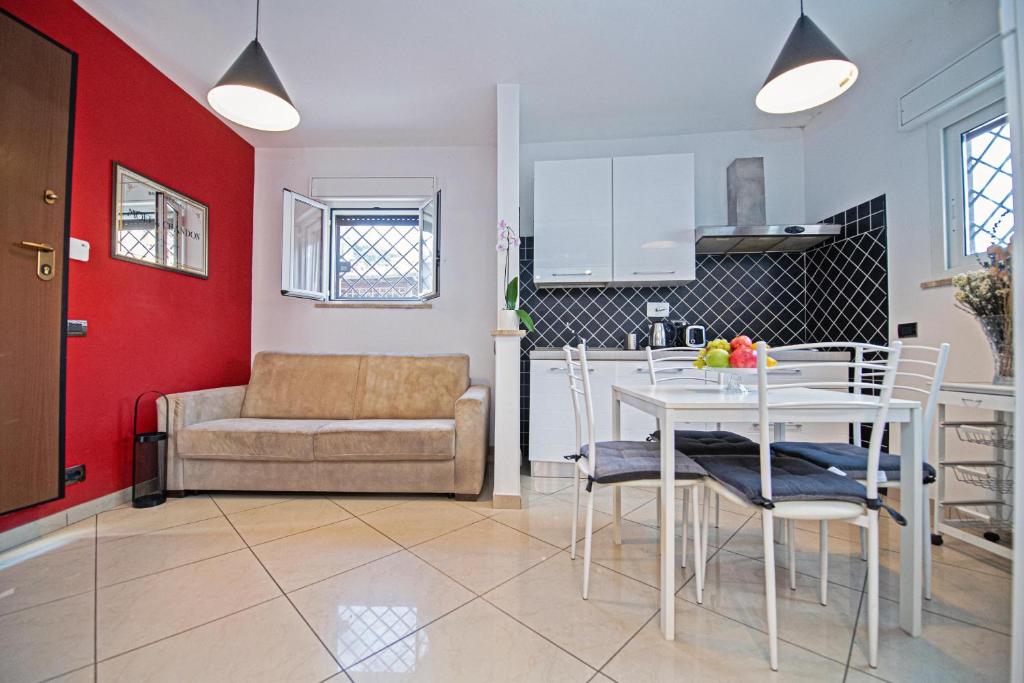 uma cozinha e sala de estar com uma mesa e um sofá em B&Bea sweet home Aurelia em Roma