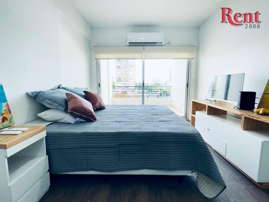 Un dormitorio con una cama grande y una ventana en Rent Scalabrini y Honduras en Buenos Aires