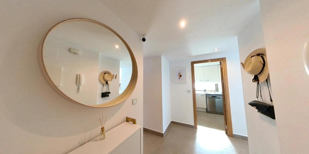 een badkamer met een grote spiegel aan de muur bij Apartamento Rokita Blanca in La Manga del Mar Menor