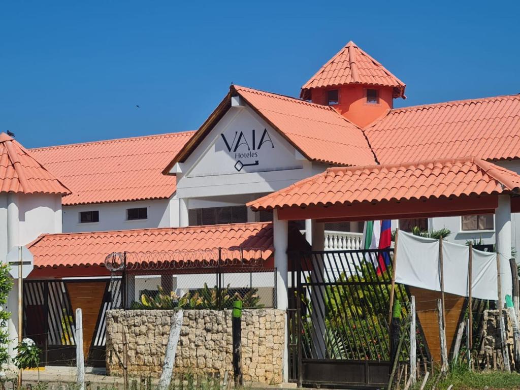 un edificio con azulejos de techo naranja en él en VAIA HOTELES, en Coveñas