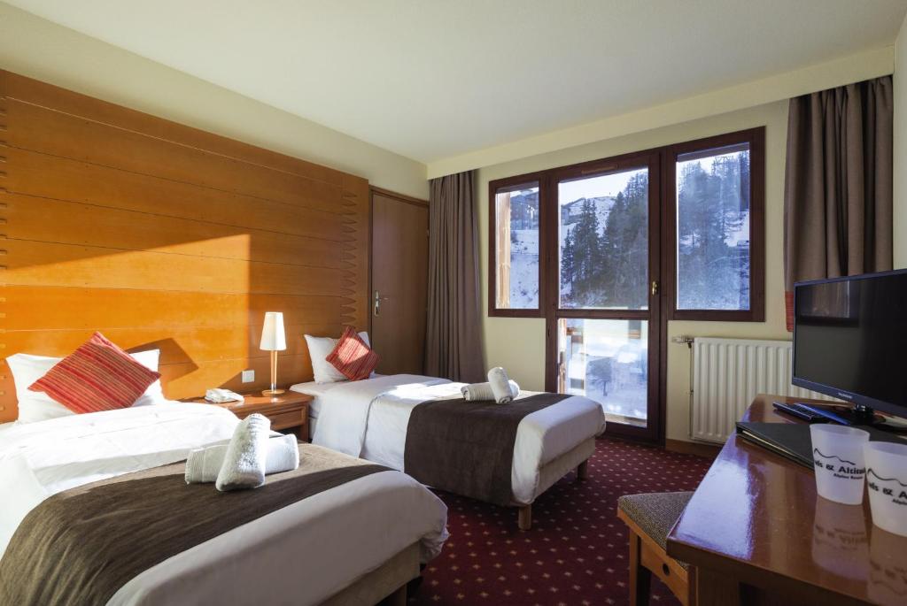 Postel nebo postele na pokoji v ubytování Hôtel La Plagne Le Terra Nova