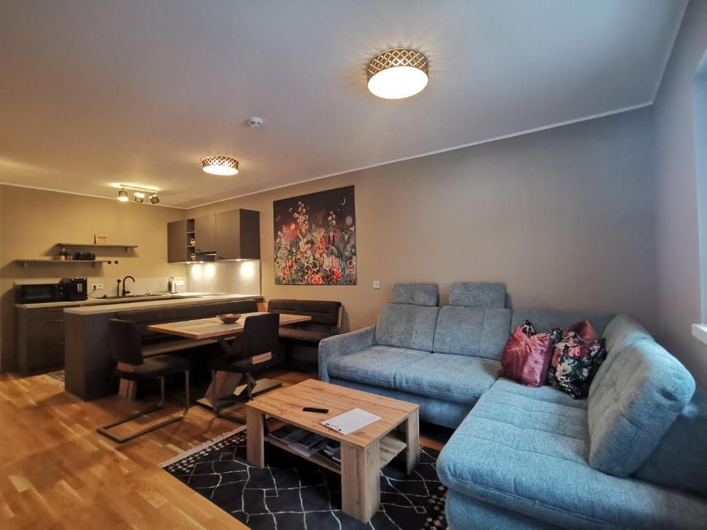 ein Wohnzimmer mit einer Couch und einem Tisch in der Unterkunft Sieghards Home in Mayrhofen