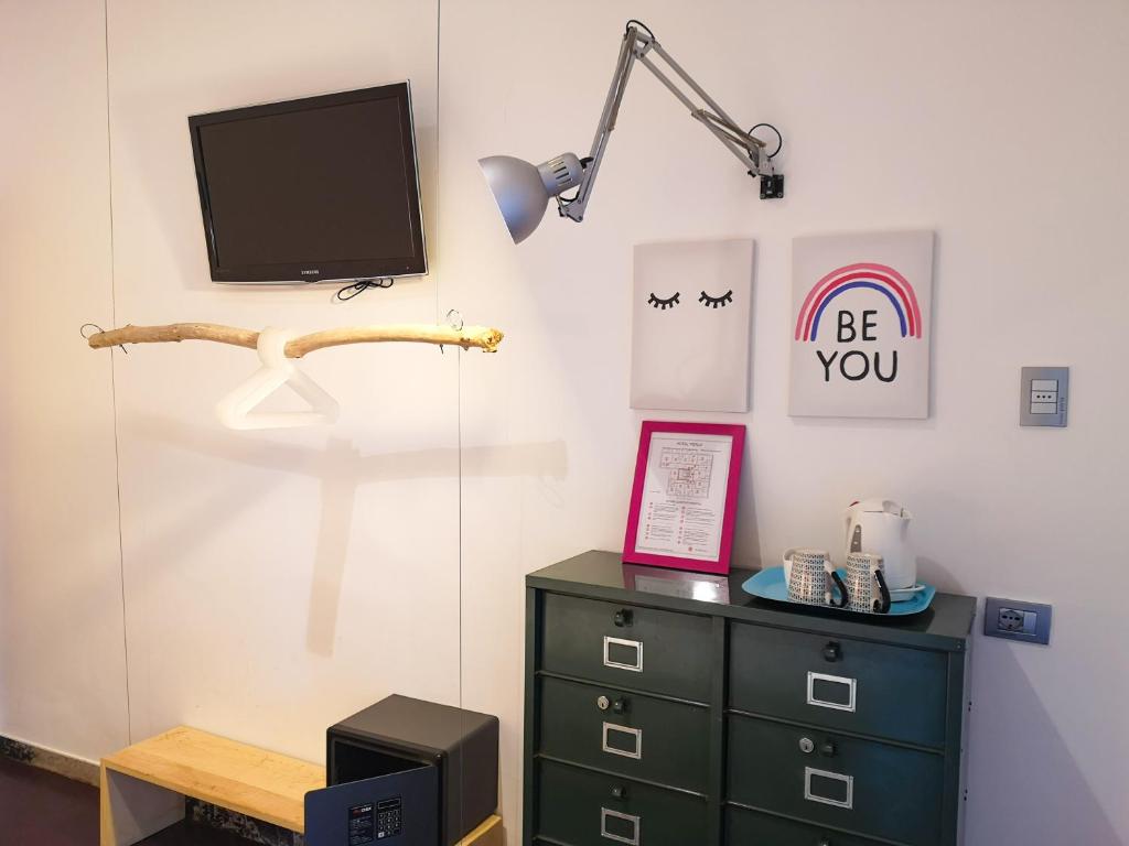 TV a/nebo společenská místnost v ubytování Hotel Perla - The storyhoteller