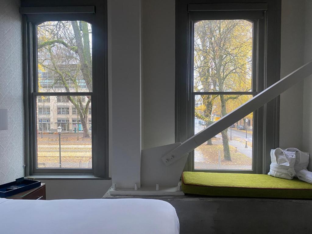 Postel nebo postele na pokoji v ubytování Harlow Hotel