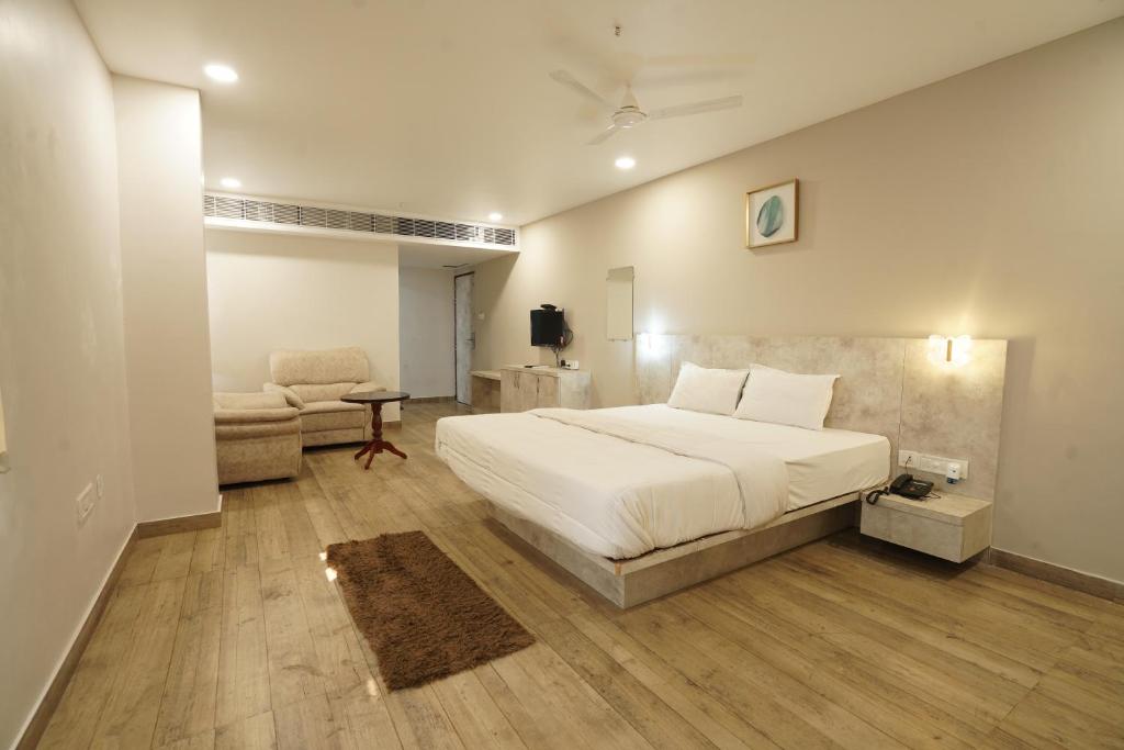 Un pat sau paturi într-o cameră la HOTEL TRP BLISS
