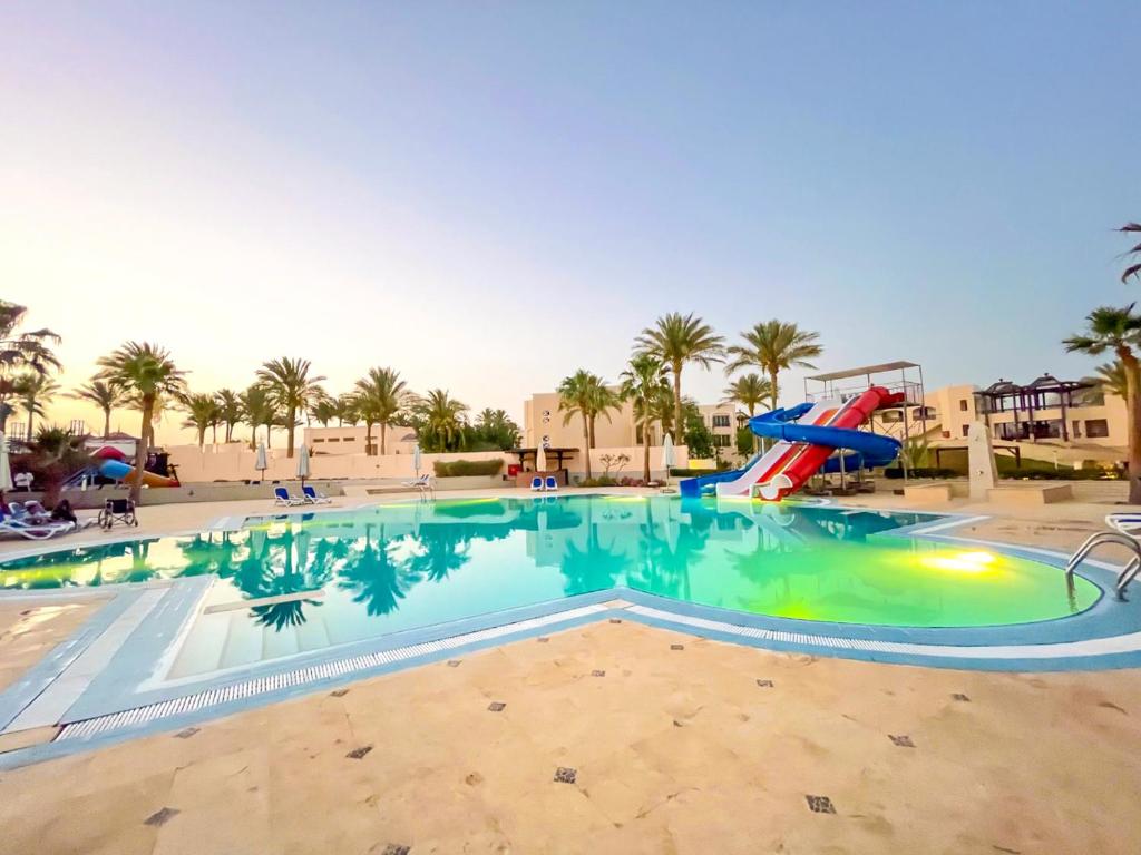 Bazén v ubytování Ivy Cyrene Island Aqua Park Resort nebo v jeho okolí
