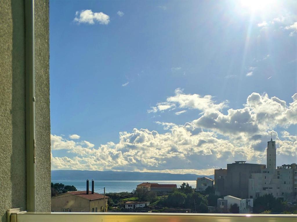 uma vista para o oceano a partir de uma janela do edifício em Izzy&Simple em Split