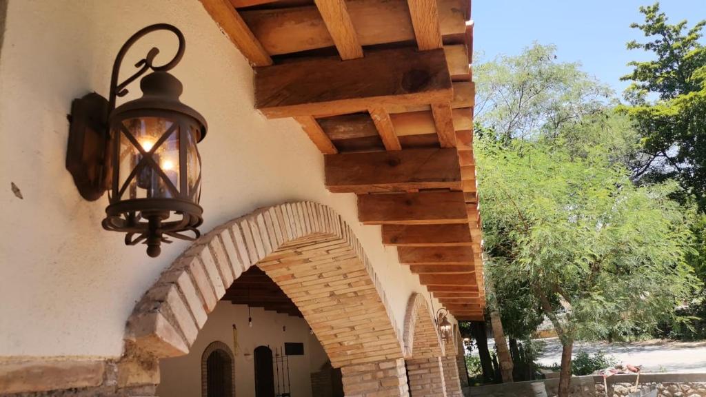 uma entrada para um edifício com uma luminária e um arco em Casa Rustica en la Reserva Tehuacán-Cuicatlán 