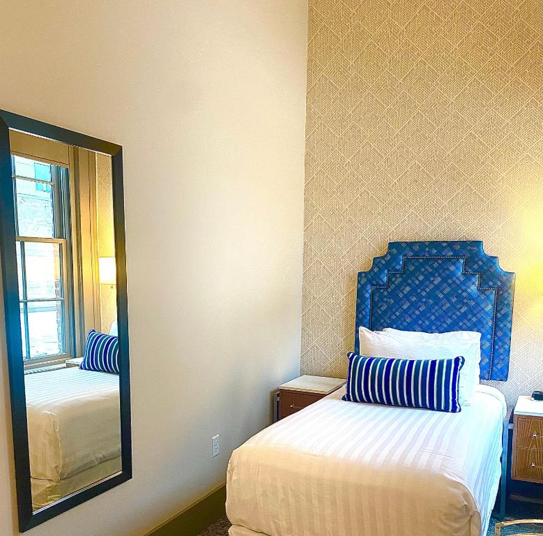 Postel nebo postele na pokoji v ubytování Harlow Hotel