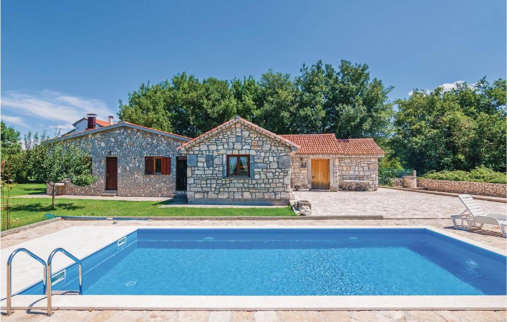 Basen w obiekcie Awesome Home In Zadar With 2 Bedrooms, Wifi And Outdoor Swimming Pool lub w pobliżu