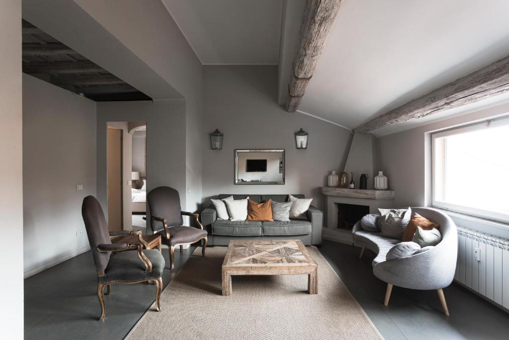 Charming Penthouse In Piazza Venezia With Terrace, Rome (updated prices ... - Charming Penthouse Apartment Models