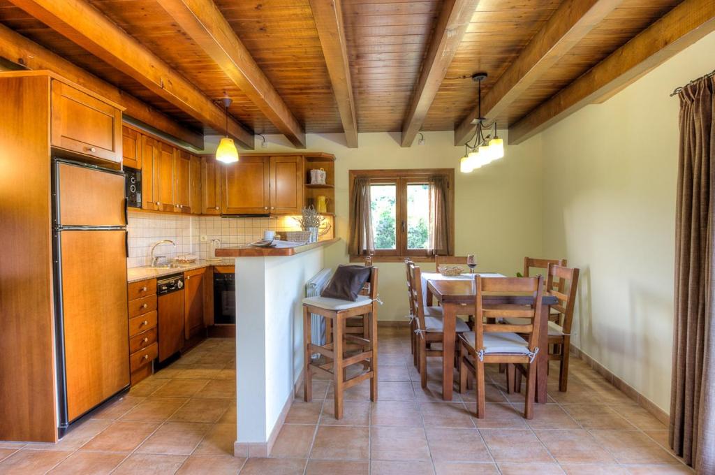 Kuchyň nebo kuchyňský kout v ubytování Apartaments El Tossalet
