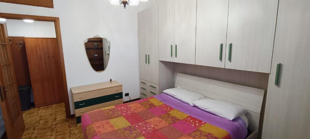 een slaapkamer met een bed met een kleurrijke deken bij La casa di Paolo 2 a Milano in Milaan