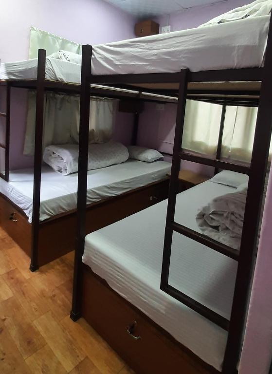 Letto o letti in una camera di Margik Backpackers Hostel