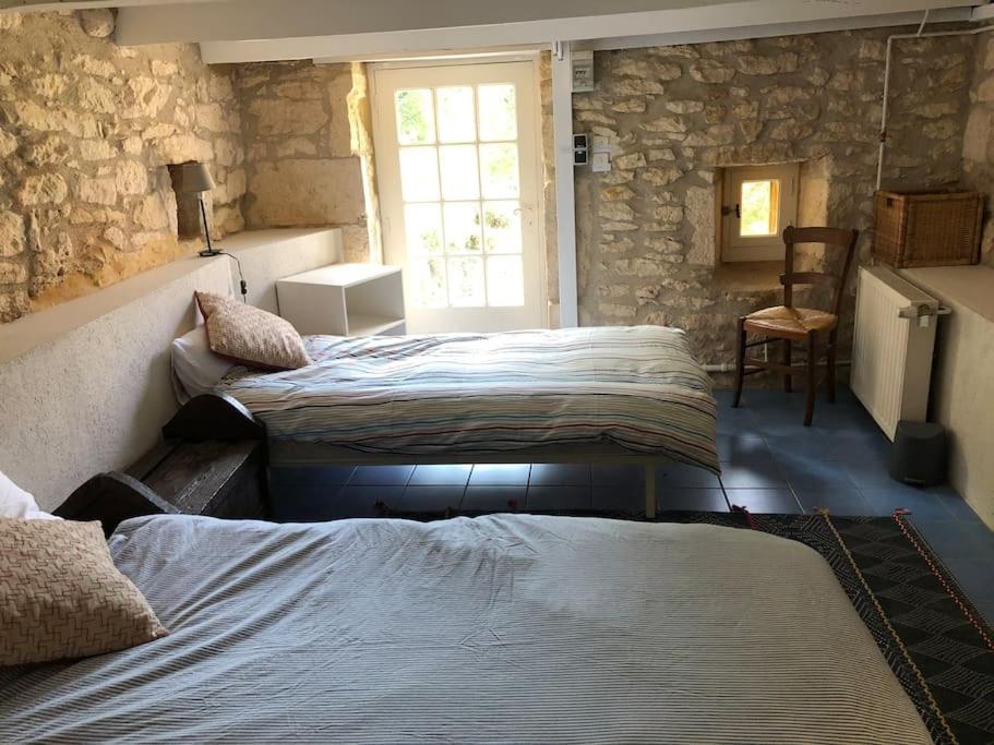 En eller flere senge i et v&aelig;relse p&aring; Idyllic farmhouse in woods - private heated pool