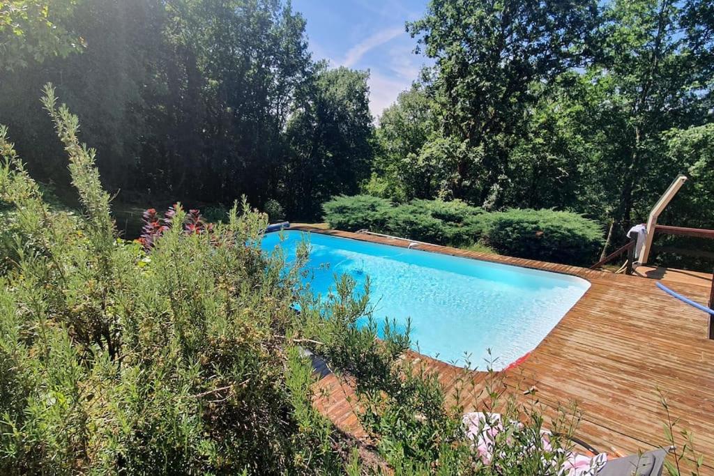 Swimmingpoolen hos eller t&aelig;t p&aring; Idyllic farmhouse in woods - private heated pool