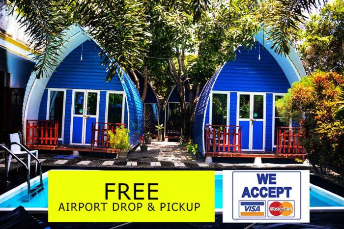 un cartel frente a una pequeña casa azul en A4 Hostel Colombo Airport - ECO LODGE, by A4 Transit Hub - free pickup & drop Shuttle Serviceトランジットホステル en Katunayaka
