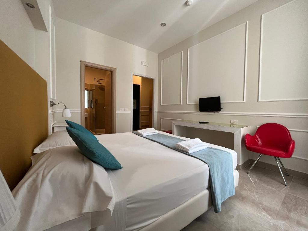 Łóżko lub łóżka w pokoju w obiekcie Napolit'amo Hotel Principe
