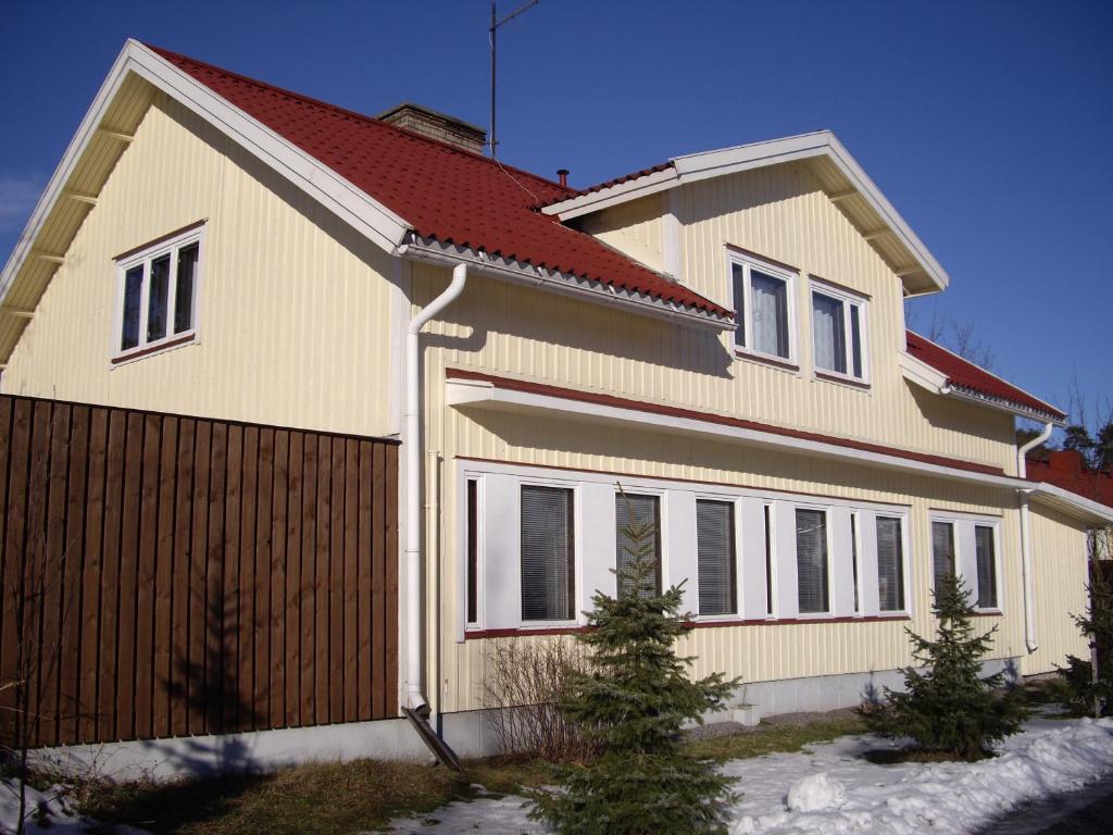 una casa grande con techo rojo en Afrodite Rooms, en Naantali