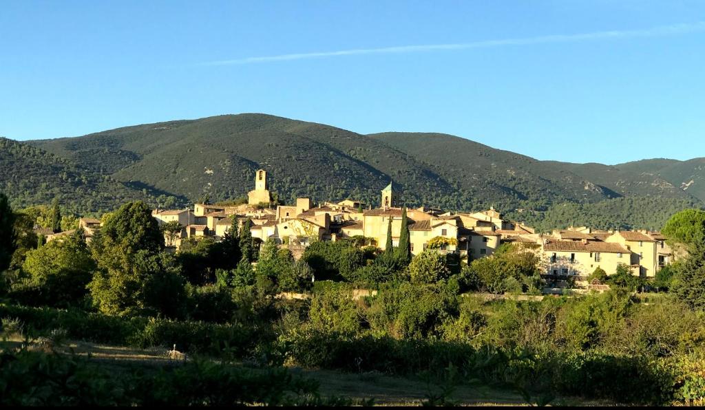 Zdjęcie z galerii obiektu Maison au pied des collines du Luberon à Lourmarin hameau des Lointes Bastides w mieście Lourmarin