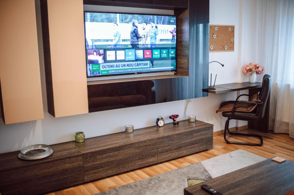 TV a/nebo společenská místnost v ubytování Adrian Home Libra