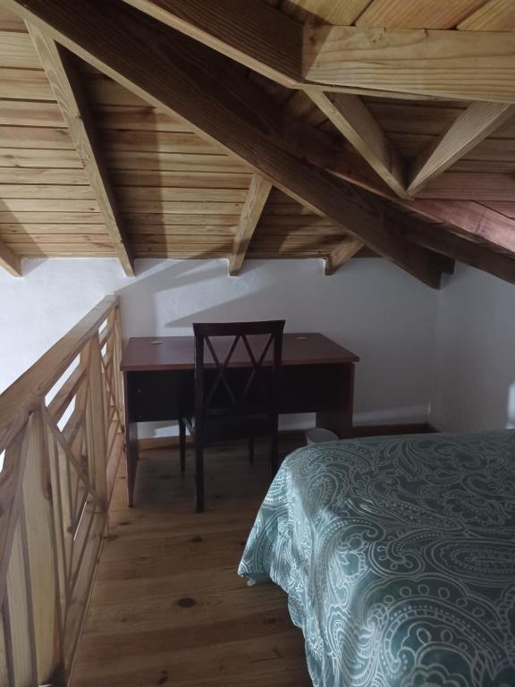Schlafzimmer mit einem Schreibtisch, einem Bett und einem Tisch in der Unterkunft Doña Mayra Aparta Hotel in Las Terrenas