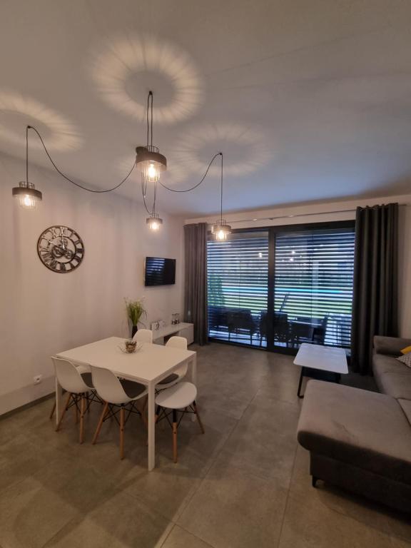Televízia a/alebo spoločenská miestnosť v ubytovaní Aprum Apartments 12C