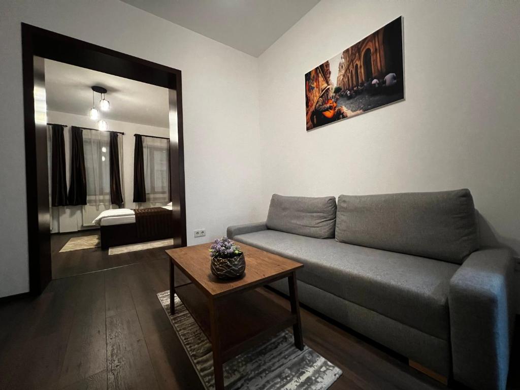 ein Wohnzimmer mit einem Sofa und einem Tisch in der Unterkunft Old City in Bukarest