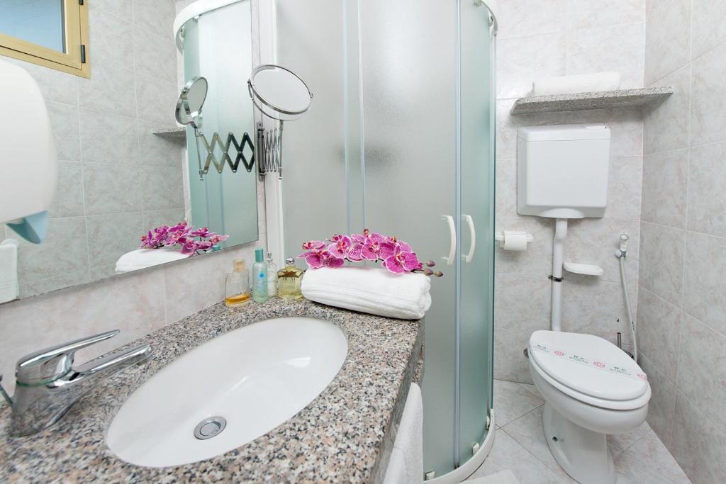 Koupelna v ubytování Hotel Embassy