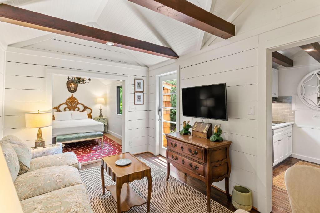 un salon avec un canapé et une télévision dans l'établissement Gull Guest Cottage - 757 Ocean Blvd, à Saint Simons