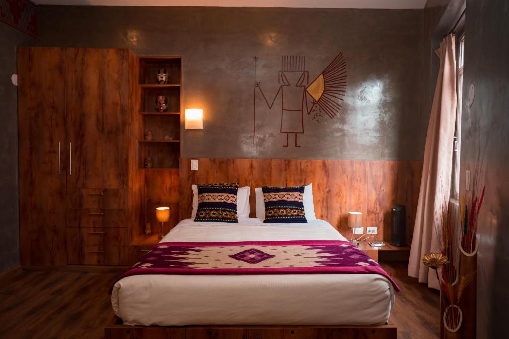 1 dormitorio con 1 cama grande en una habitación en Chakana Hotel Boutique Centro en Quito