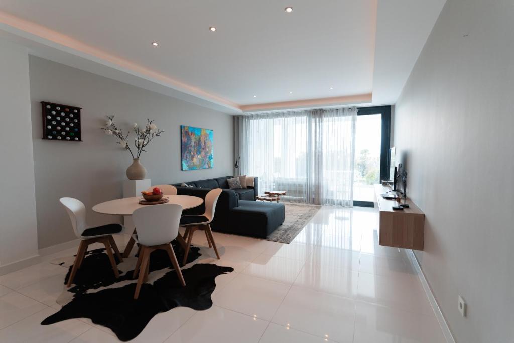 Televízia a/alebo spoločenská miestnosť v ubytovaní NOBBLE apartment Atalaya Hills
