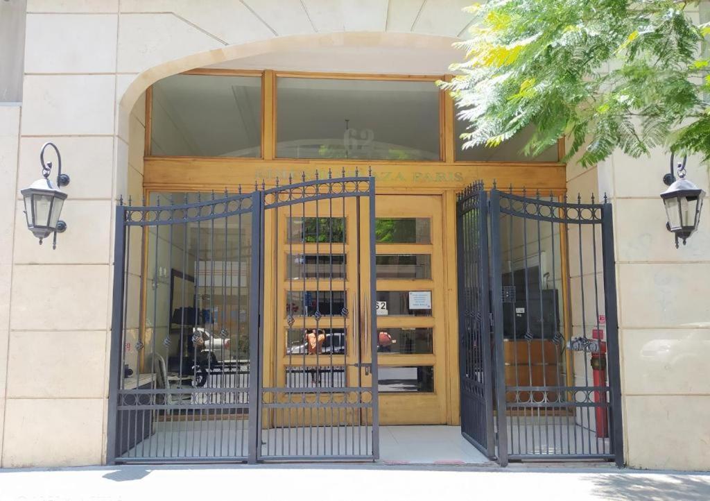 un edificio con una puerta delante de un edificio en Santiago Center Apart, en Santiago