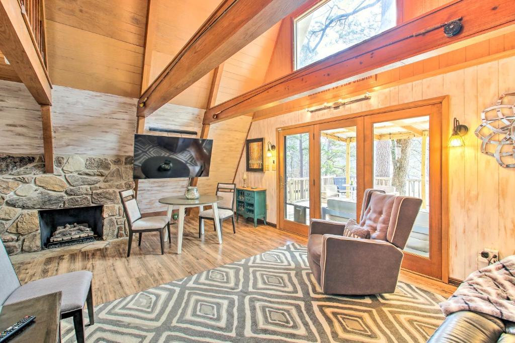 sala de estar con chimenea, mesa y sillas en Lake Hamilton Cabin Boating Getaway!, en Hot Springs