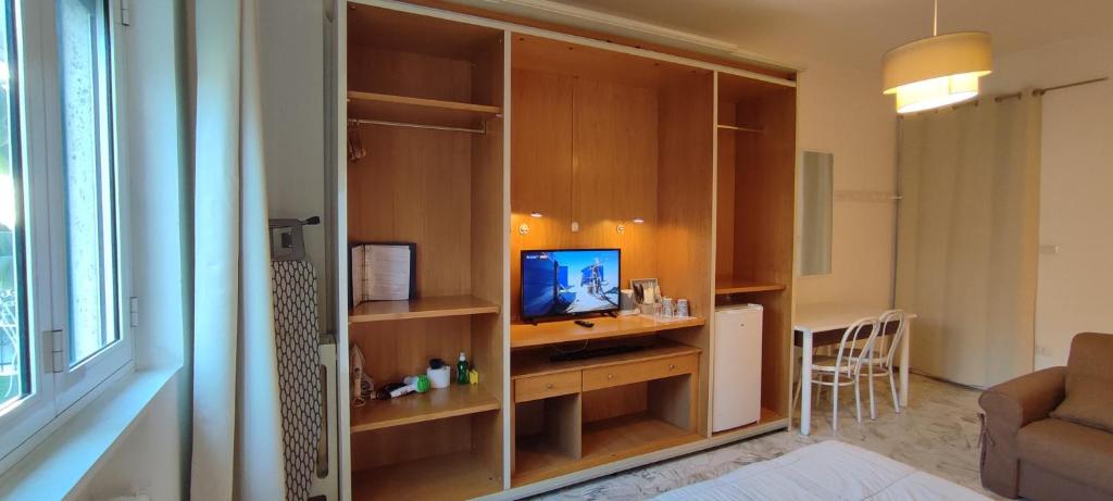 A television and/or entertainment centre at GIAMBATTISTA HOUSE BARI