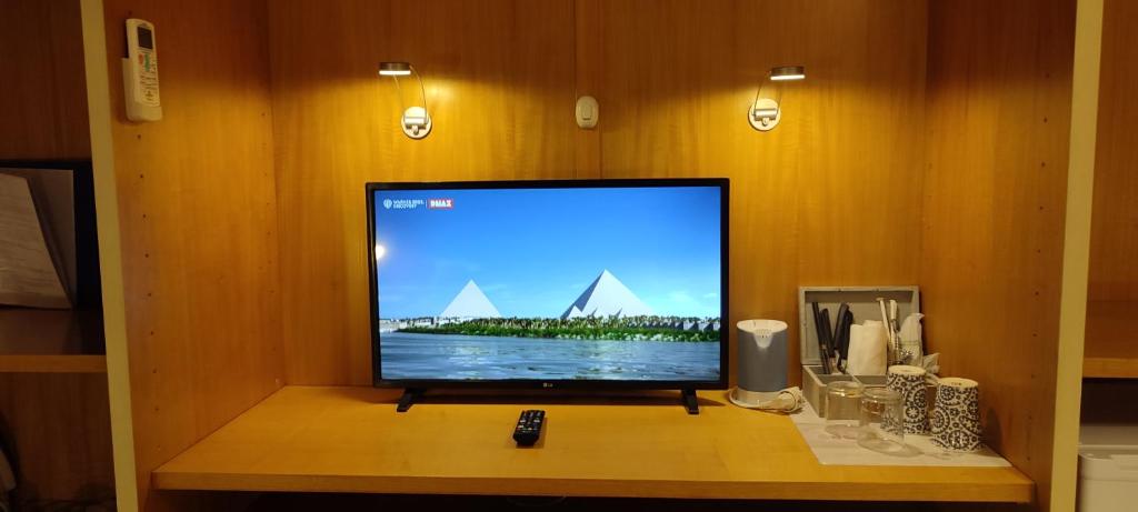 A television and/or entertainment centre at GIAMBATTISTA HOUSE BARI