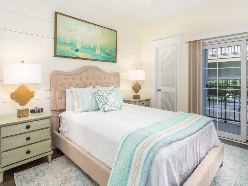 een witte slaapkamer met een bed en een raam bij 400 Ocean King Suite in King City