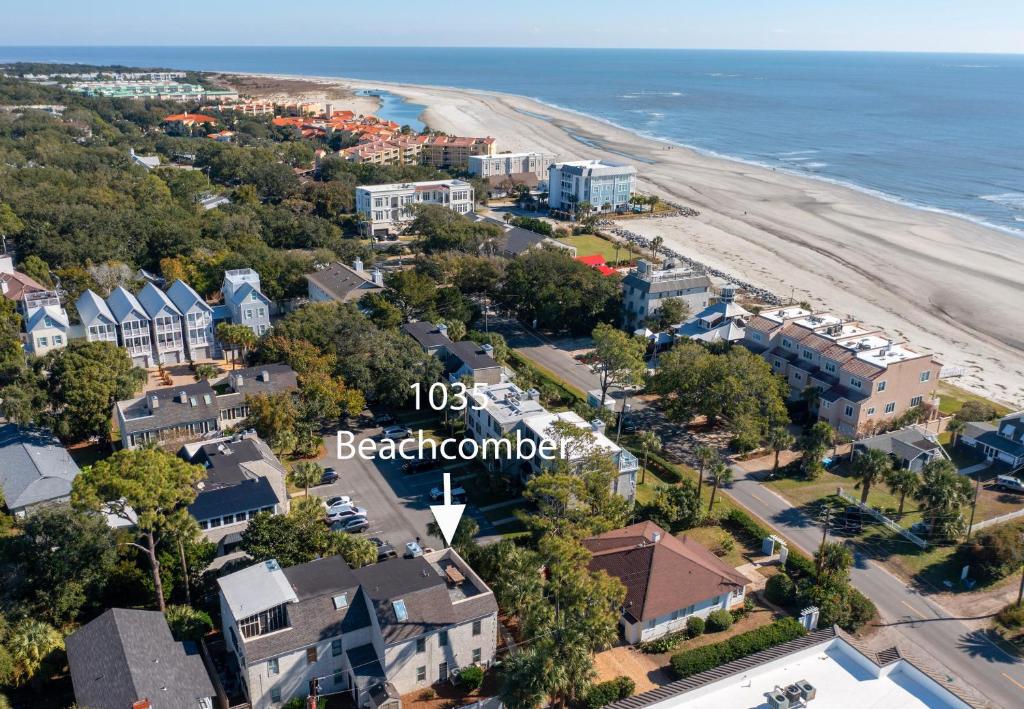 - une vue aérienne sur les condos de plage dans l'établissement Beachcomber, Unit 302, à Demere Park