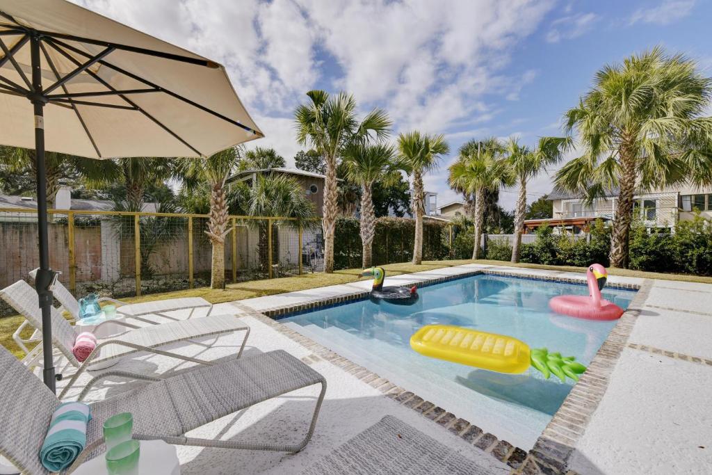 Πισίνα στο ή κοντά στο Keep Palm and Carry on - 4327 Sixth St