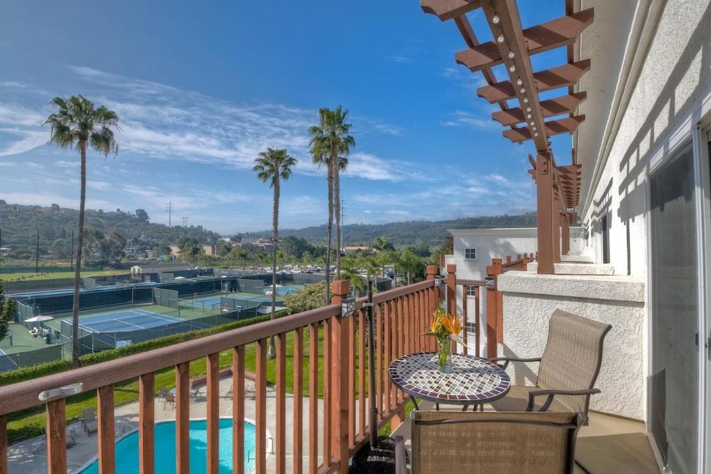 Gallery image of 2BR Private Balcony Overlooking Pool, Gated Parking, Walk to Resort in Carlsbad