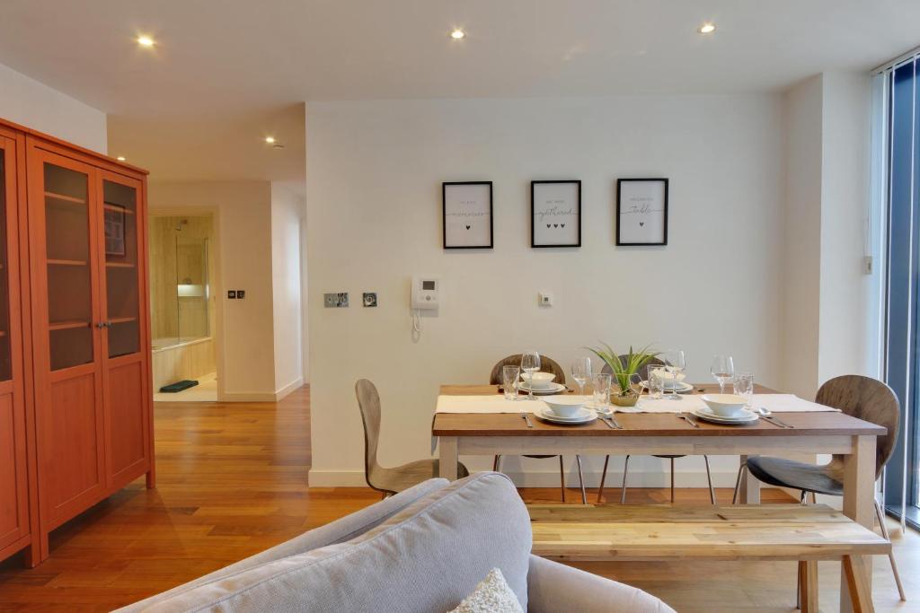 Heart of the City - Fantastic, Spacious 2 Bed Apartment, Netflix, Stunning Views, Sheffield City Centre - Housity