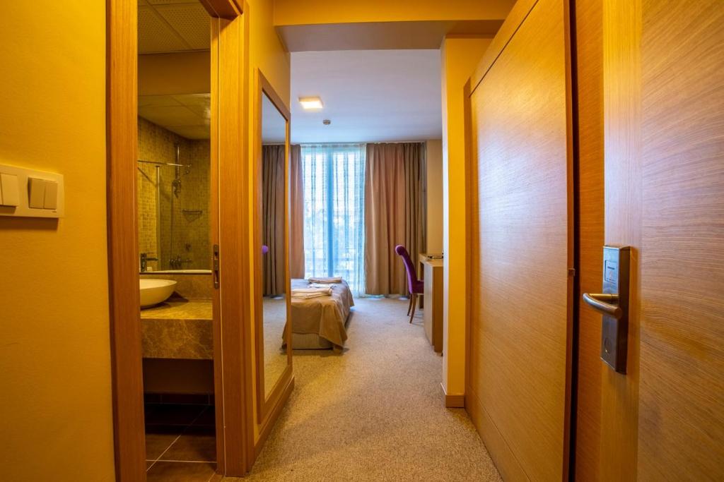 un couloir d'une chambre d'hôtel avec salle de bains dans l'établissement Olive Garden Hotel, à İznik